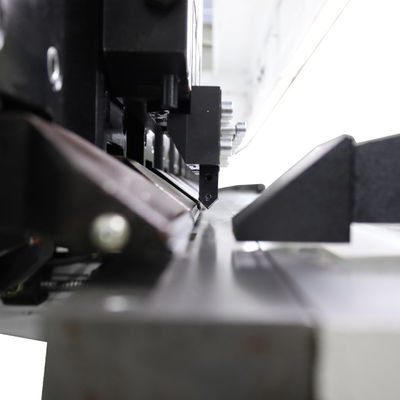 Máquina de corte vertical V automático da viagem de ida e volta V que sulca a máquina com os dois suportes de ferramenta